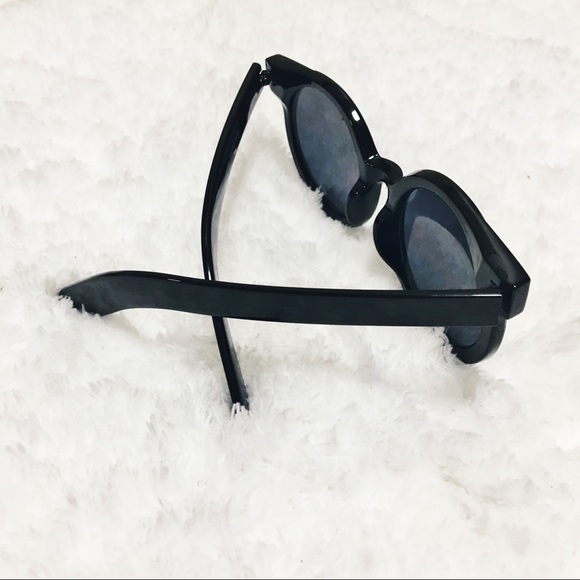 Victoria Baby Doll Sunglasses - Picture 3 of 4